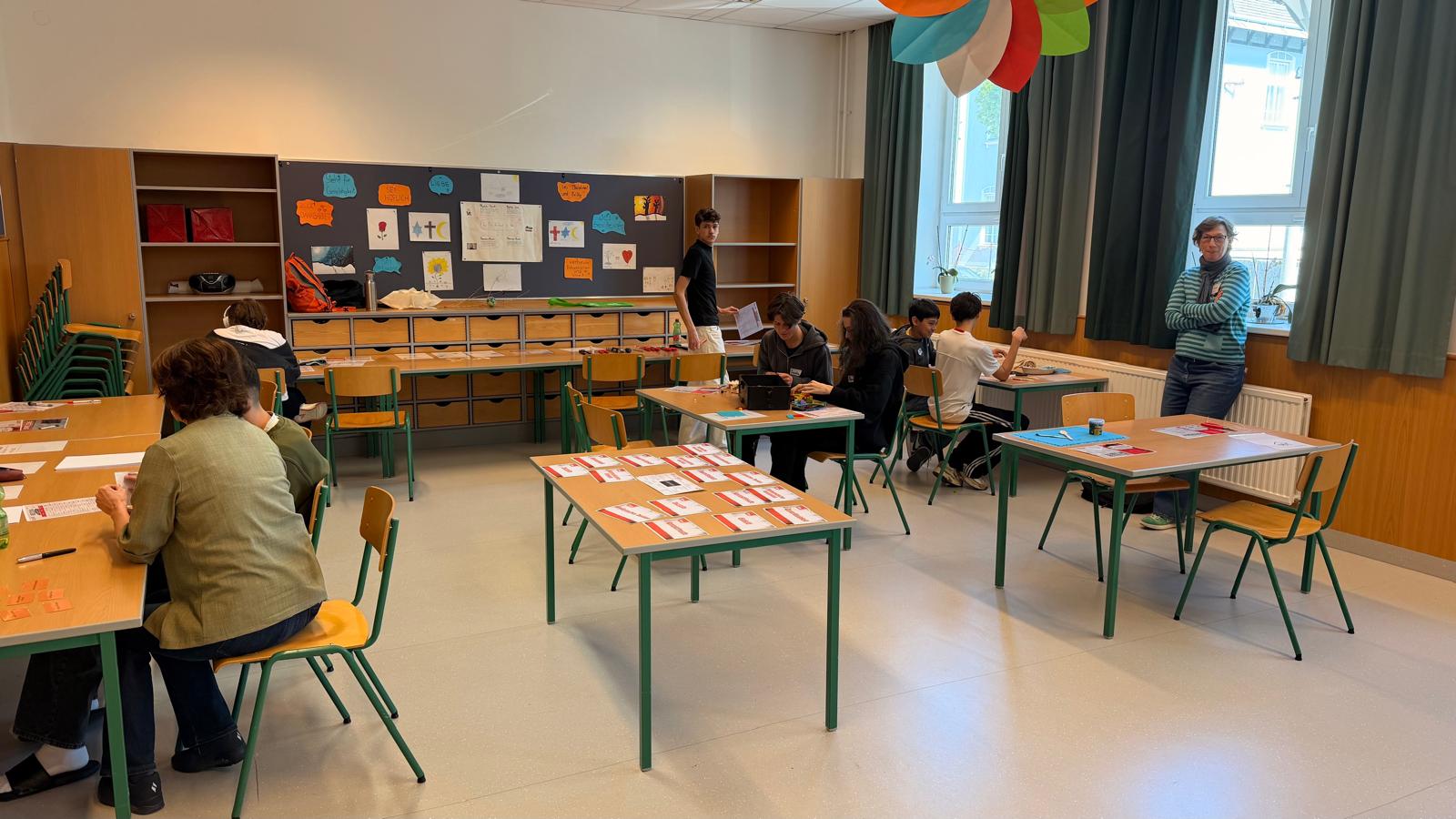 Workshop-Station: gemeinsames Knobeln und Entdecken